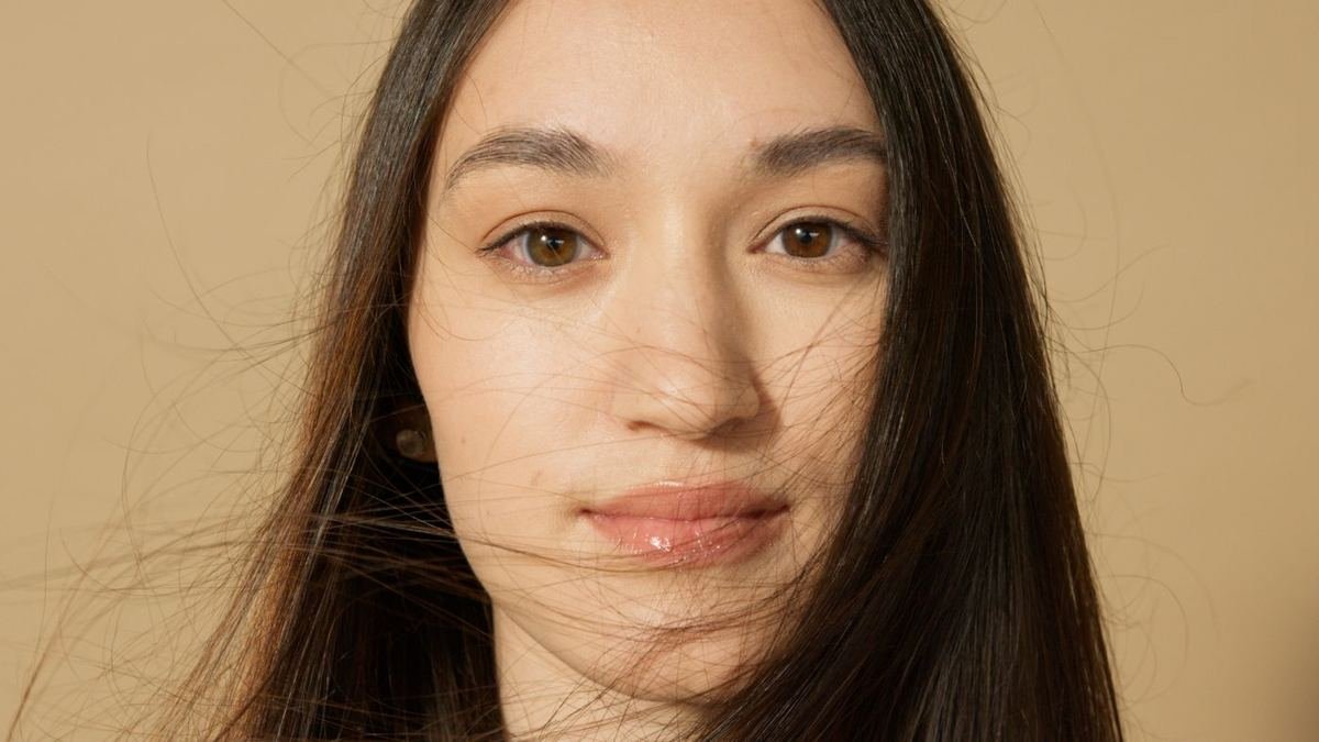 Retrato de mulher com pele natural, sem maquiagem